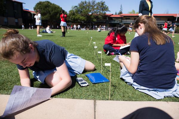 Math students tackle a hands-on problem as they analyze the geometry of the Circle central to Castilleja的 campus.